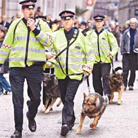 英國警告倫敦奧運期間的恐襲風險將增加。圖為英警方攜同警犬巡邏。	資料圖片