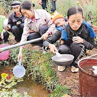 雲南石林縣一條三百人村莊，水源只有一個小水潭。(新華社圖片）