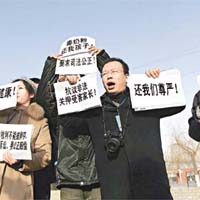 趙連海（右二）曾多次為三聚氰胺奶粉受害者伸張正義。	資料圖片