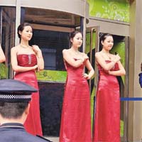 河南鄭州一家珠寶店趁清明節假期，推出新款首飾。	(新華社圖片）