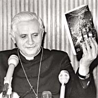 教宗一九八五年擔任樞機主教時的照片。	(美聯社黑白圖片)