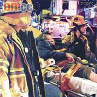 華裔老婦獲救後被送上救護車。