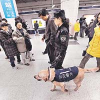 女警帶同警犬在雍和宮站巡邏。(新華社圖片）