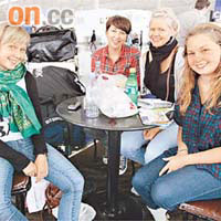 四名滯留香港機場的丹麥女生已用盡盤川。