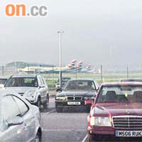 英航客機停在希思路機場的停機坪上。(	本報英國傳真)