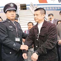 中國銀行開平支行前行長余振東夥同許超凡、許國俊挾款潛逃，余後來被美國遣返中國受審。 資料圖片