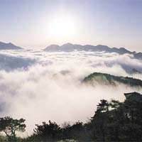 廬山雲霧縹緲的美景，令人流連忘返。(資料圖片）