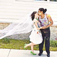 故意弄污婚紗的另類婚紗相