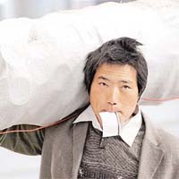 外來民工申請昆明居住證，困難重重。	資料圖片