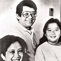 阿基諾夫婦均被視為菲律賓民主象徵。圖為夫婦與女兒合拍的舊照。（黑白資料圖片)