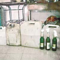 許姓村官在家中擺放汽油和自製燃燒彈，準備抗爭。