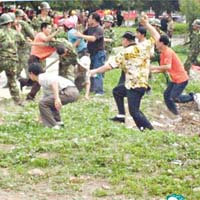 白虎頭村村民去年與警方爆發激烈衝突。(資料圖片)