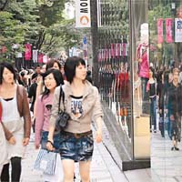 日本購物中心眾多，相信能吸引不少中國遊客。(資料圖片)