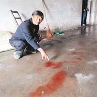 現場遺大片血漬。(新華社圖片）