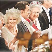 英女王（右三）當日在溫莎堡，設宴款待薩爾科齊。(資料圖片)