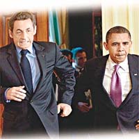 薩爾科齊（左）和奧巴馬（右）跑往記者會會場的照片，被形容似「蝙蝠俠與羅賓」。(資料圖片)