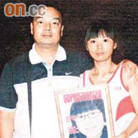 劉莉及丈夫曾捧着亡女遺照遊雲南。 資料圖片