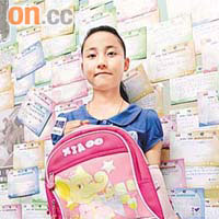 劉小樺送出書包，感謝本港學生對災民的關懷。