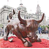 外灘金融牛<br>身　長： 5.2米 <br>身　高： 3.2米<br>體　重： 2.5噸 <br>顏　色： 紅銅色頭面向： 向右 <br>尾　巴： 上揚