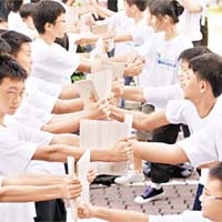 電影《葉問》系列在各地大熱，圖為一批馬來西亞青少年在葉問詠春嘉年華中表演。	資料圖片 