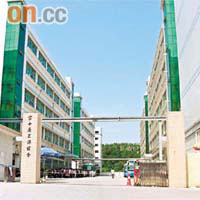 富士康位於觀瀾園區的宿舍昨發生員工墮樓身亡慘劇。	黃少君攝
