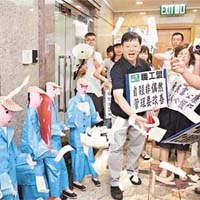 請願人士在富士康香港總部撒冥錢。	