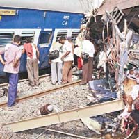 列車殘骸內有乘客屍體。