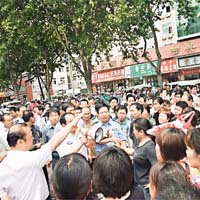 當局派員勸喻罷工工人。