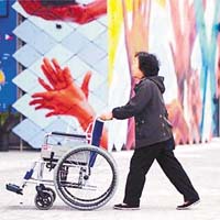 世博園區有一千張輪椅供長者及殘疾人士借用。