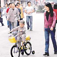 內地家長讓孩子學踩單車鍛煉身體，但應留意單車質量。	資料圖片