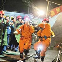 王家嶺礦難發生後，救援人員通宵救援。	資料圖片