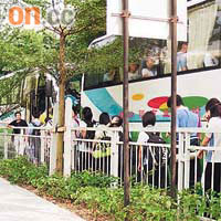 深圳有學校包車送高考生到考場參觀，冀學子提早熟悉環境。		（本報深圳圖片）