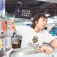 本港手機商舖負責人Eric稱，水貨iPhone 4最快本月二十五日抵港。