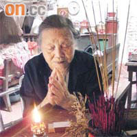 楊婆婆每日上香，祈求神明保佑與兒子團聚。	廖怡德攝