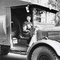 女王熱愛駕車，二戰時曾為輔助運輸隊員，負責汽車維修。	(黑白資料圖片)
