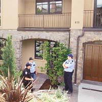 三名警員守在豪宅門口。	美聯社圖片