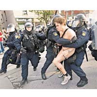 警員圍捕一名赤裸示威者。	