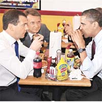 上周四奧巴馬（右）和俄羅斯總統梅德韋傑夫，一齊吃漢堡包，被認為是象徵美俄關係緩和，幾天後卻爆出俄諜醜聞。(資料圖片)
