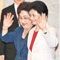 (左)江丙坤夫人陳美惠(右)陳雲林夫人賴曉華