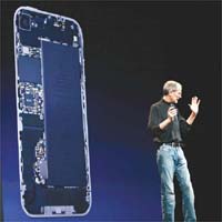 喬布斯曾呼籲用家改變拿手機的手勢。圖為他上月解釋 iPhone 4 構造。	資料圖片