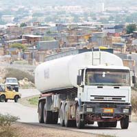 非洲很多地區都依靠運油車運送燃料。	資料圖片
