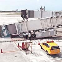 桃園機場早前發生登機橋坍塌事故。	資料圖片