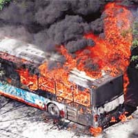 北京<br>巴士熱到着火