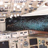 美國航空一客機駕駛艙窗口加熱器熱力令擋風玻璃破裂。	資料圖片