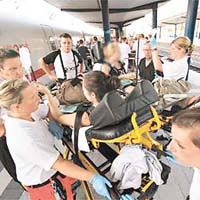 救援人員將中暑乘客送院救治。