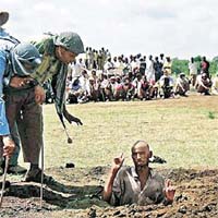 索馬里過往亦有罪犯遭施酷刑。圖為被指通姦男子，被人埋地後用石擲死。	資料圖片