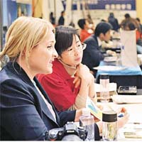 外國大學在內地教育展招生，吸引不少人報名。	資料圖片