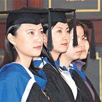 澳洲是內地學生的熱門留學地。圖為赴澳留學的畢業生。