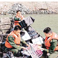 深圳邊防打擊走私活動，查獲大批企圖偷運入境的六合彩報。	資料圖片