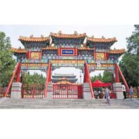 中嶽廟前門的木建牌樓，亦為「天地之中」建築群的一部分。(新華社圖片）